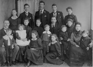 Neal family plus in-laws and grandchildren 1902